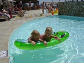 Marie und Kaja im Pool