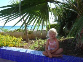 Marie am Hotel Pool